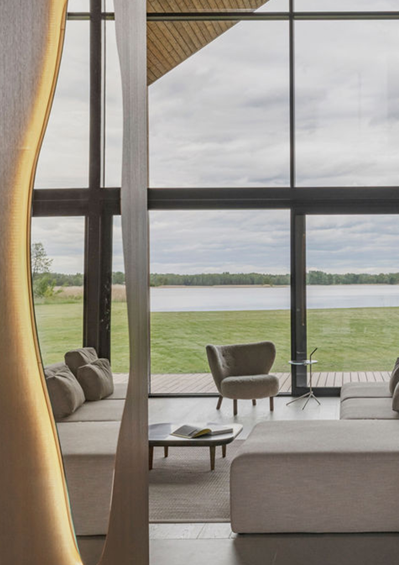Lakeside Villa: Sustainable Contemporary Aesthetics Surrounded by Nature