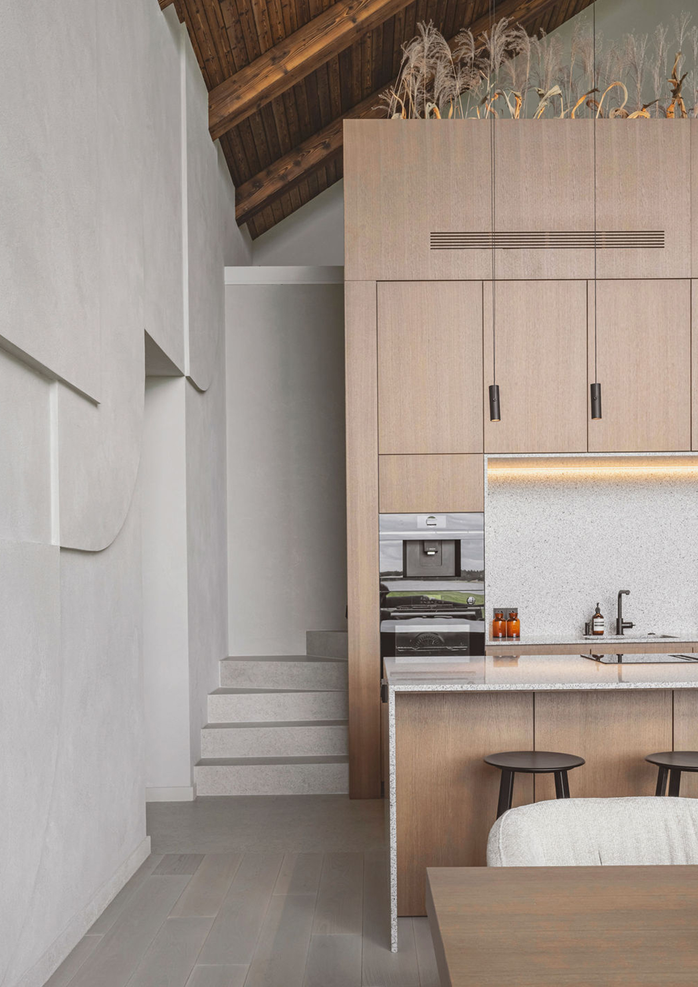 Lakeside Villa: Sustainable Contemporary Aesthetics Surrounded by Nature