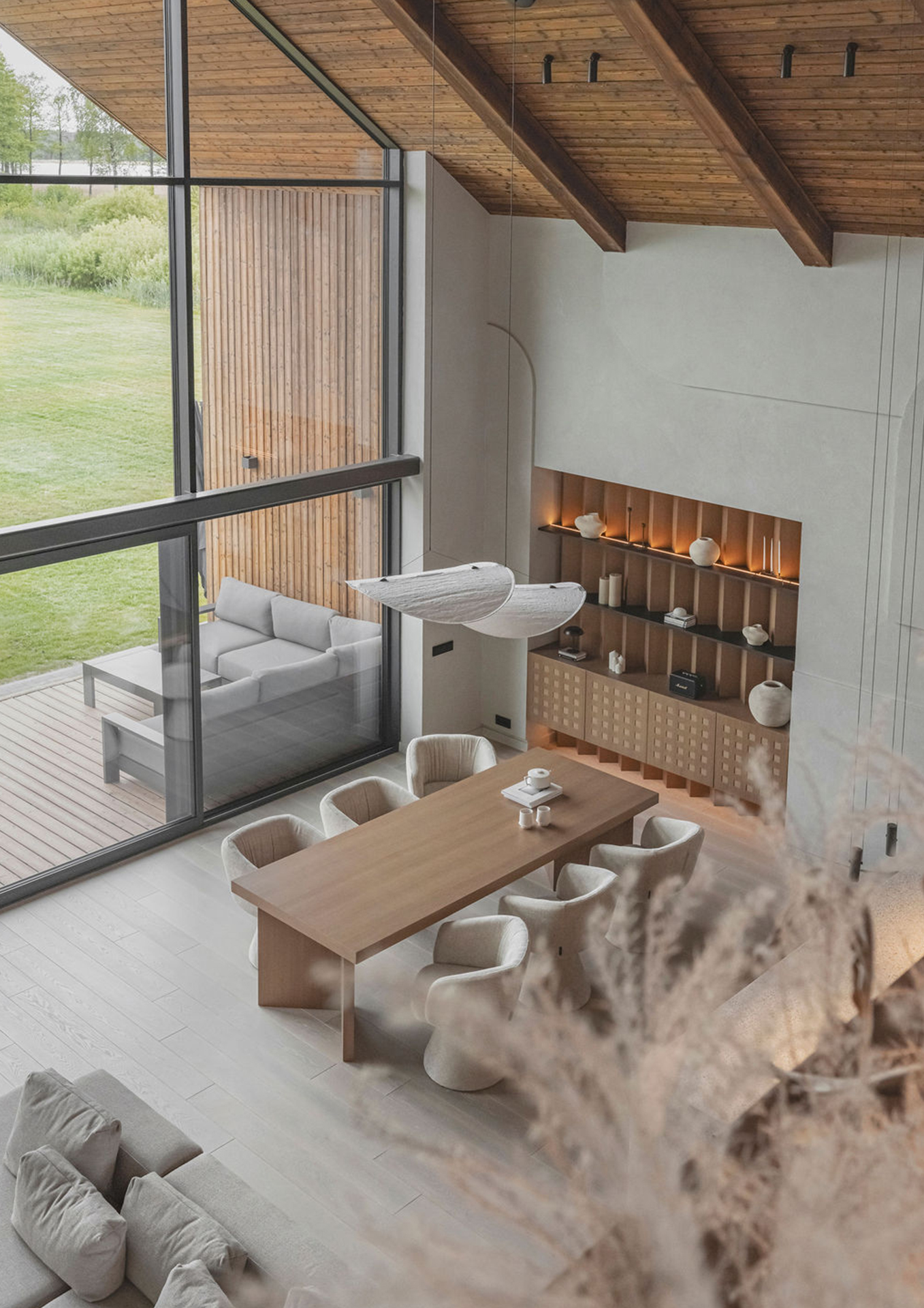 Lakeside Villa: Sustainable Contemporary Aesthetics Surrounded by Nature