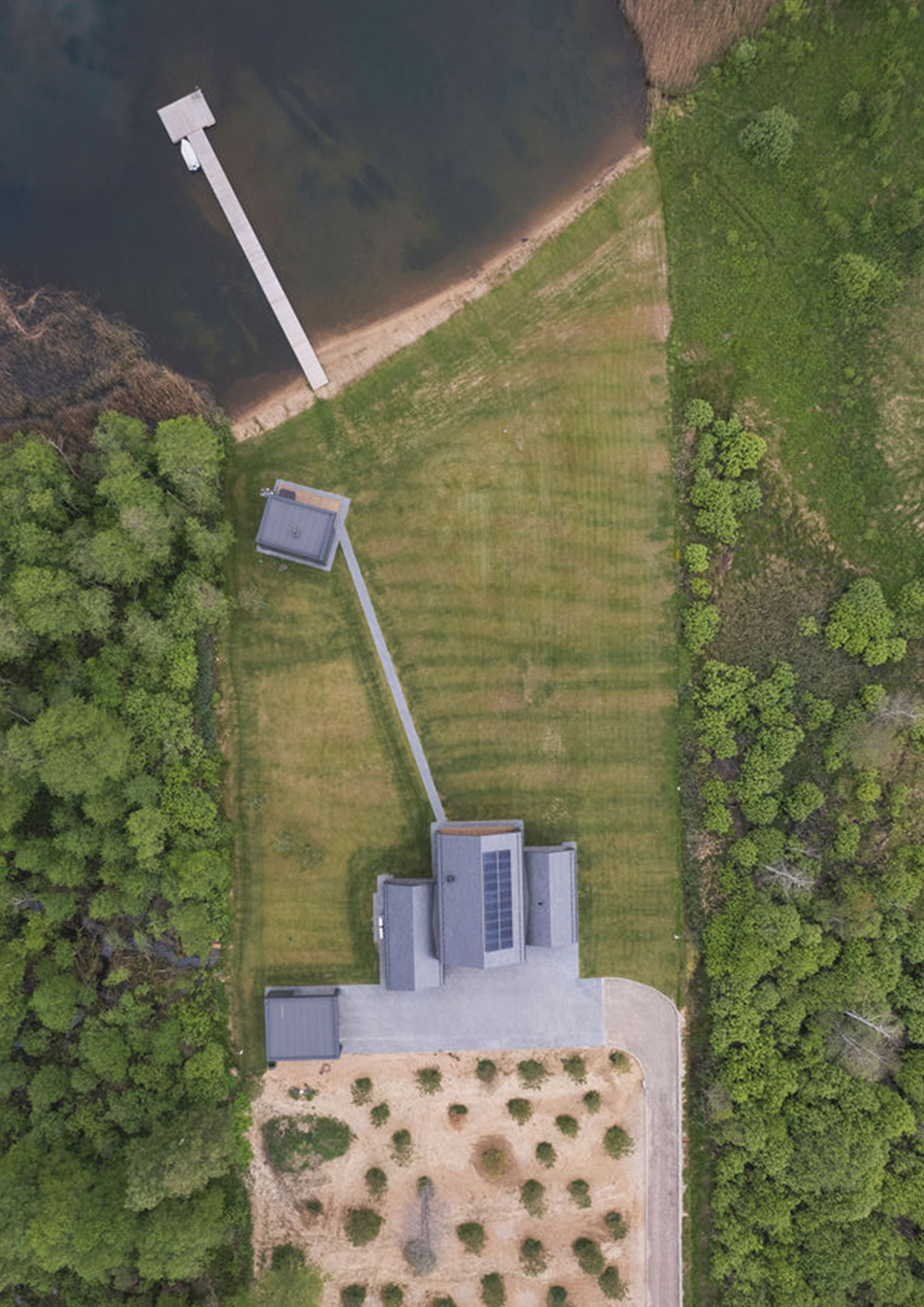 Lakeside Villa: Sustainable Contemporary Aesthetics Surrounded by Nature