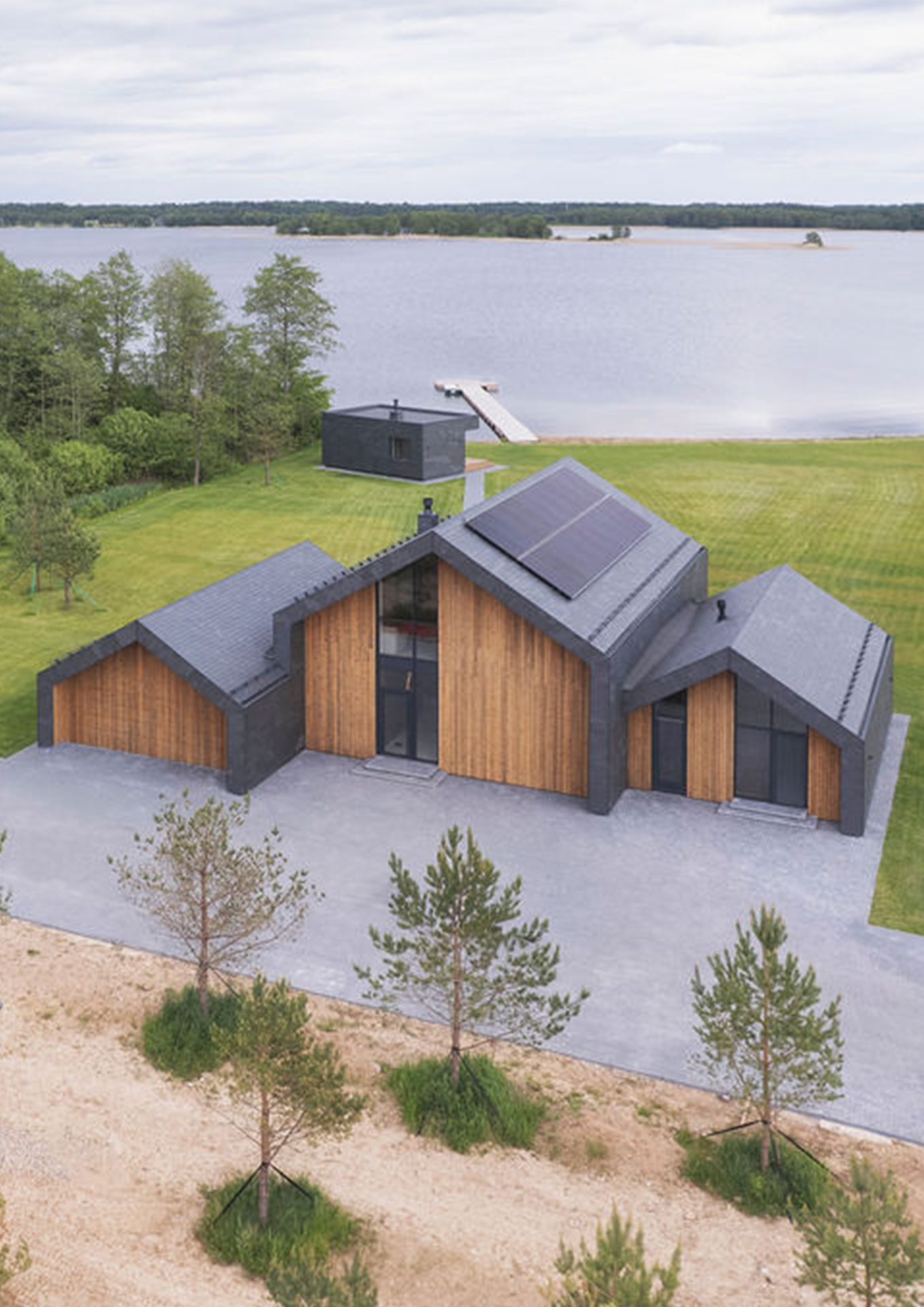 Lakeside Villa: Sustainable Contemporary Aesthetics Surrounded by Nature