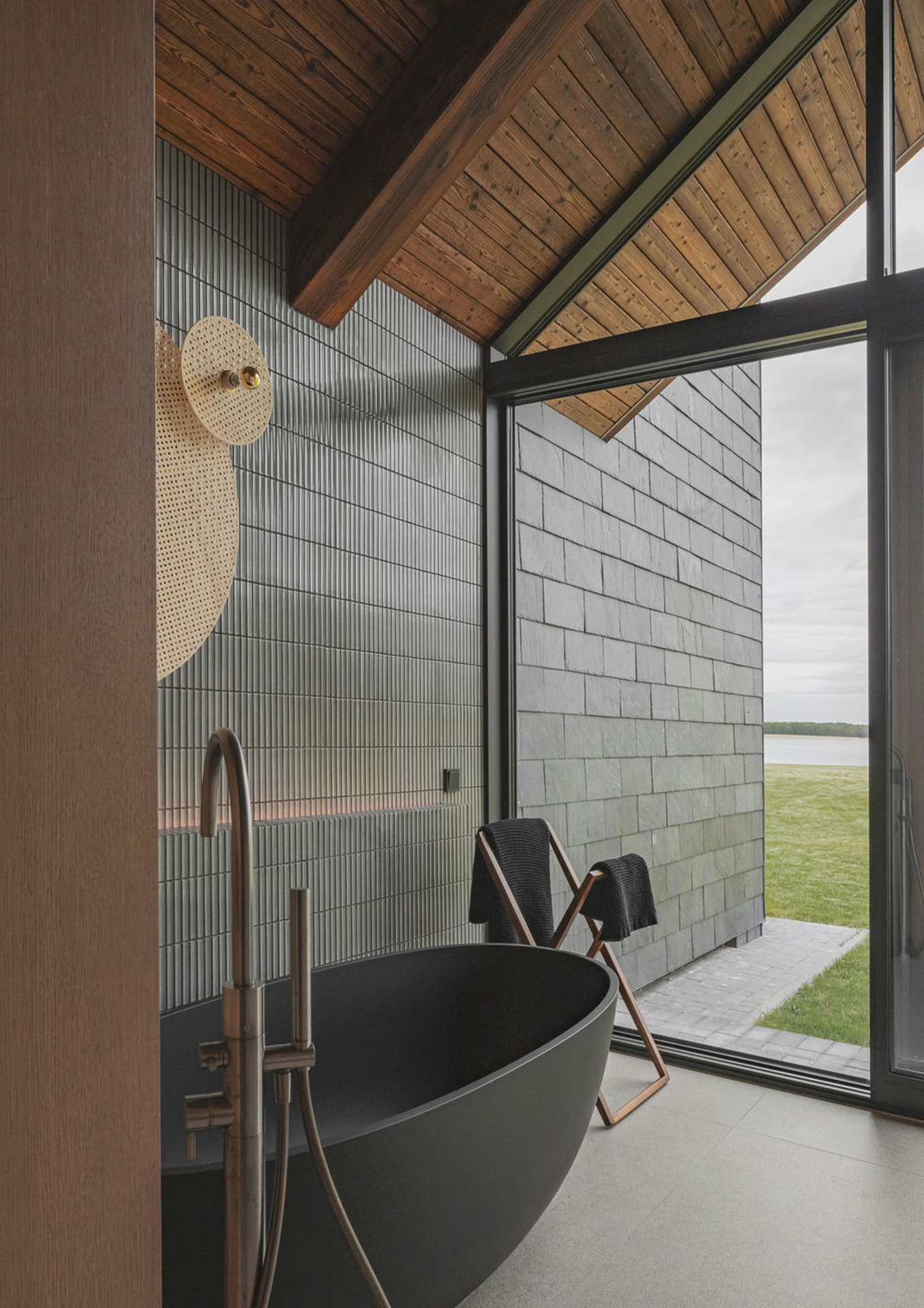 Lakeside Villa: Sustainable Contemporary Aesthetics Surrounded by Nature